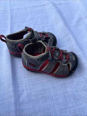 KEEN Toddler Gray and Red Closed-Toe Sandals Size 4